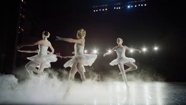 宽慢动作平移拍摄芭蕾舞者跳舞在雾/盐湖城，犹他州，美国视频素材