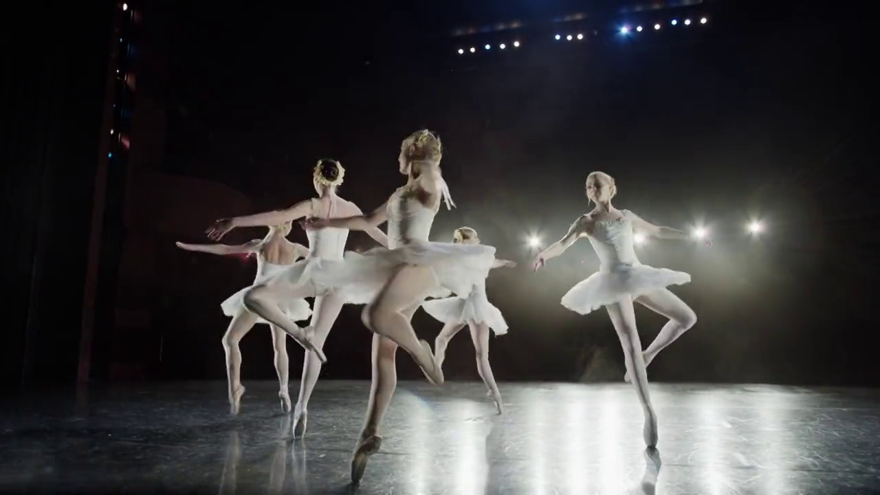 宽慢动作平移拍摄芭蕾舞者跳舞/盐湖城，犹他州，美国视频下载
