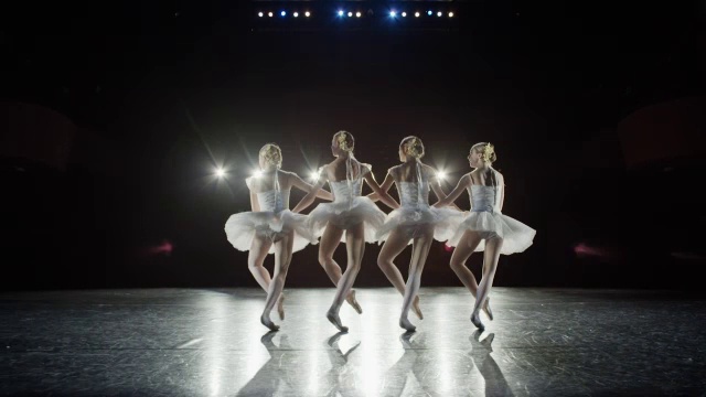 宽慢动作平移拍摄芭蕾舞者跳舞/盐湖城，犹他州，美国视频素材