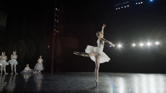 宽慢动作平移拍摄芭蕾舞演员在舞台上旋转/盐湖城，犹他州，美国视频素材