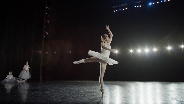 宽慢动作平移拍摄芭蕾舞演员在舞台上旋转/盐湖城，犹他州，美国视频素材