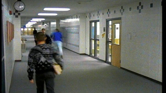 宽镜头延时学生在学校走廊上移动视频素材