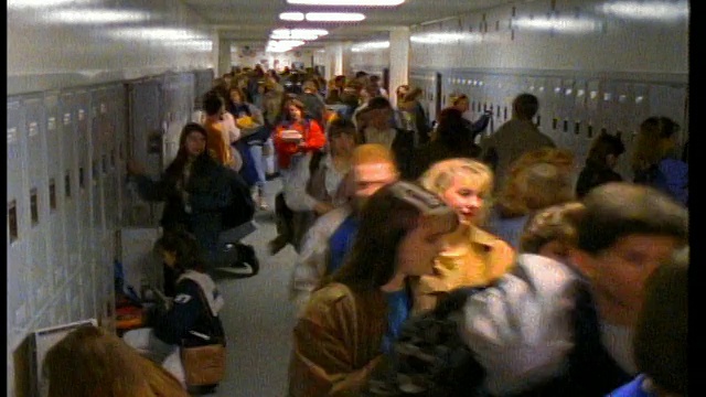 宽镜头延时学生进入学校走廊/进入储物柜视频素材