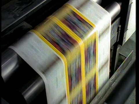 中型拍摄的杂志封面上的卷印刷机视频素材