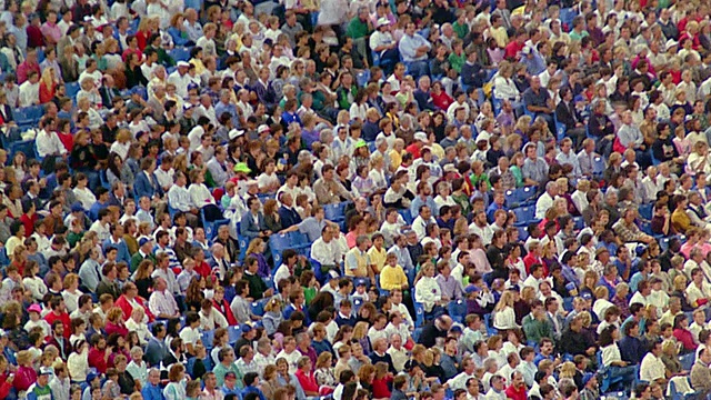 广角镜头延时人们在体育场的人群中移动视频素材