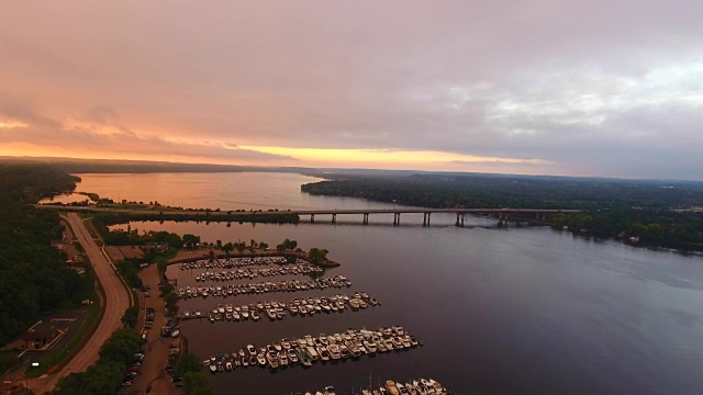 圣克罗伊河的日出和I-94在WI和MN之间视频下载