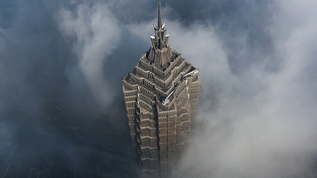 上海摩天大楼的平流雾视频下载
