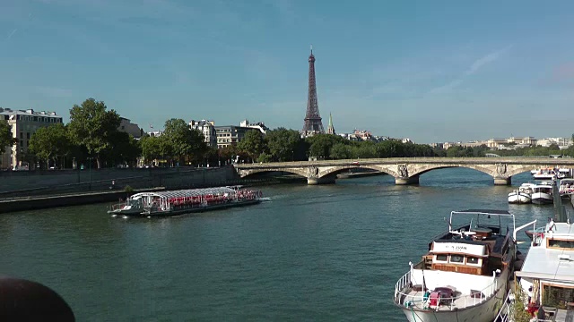 穿过法国巴黎塞纳河的船只视频素材