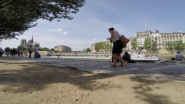 法国巴黎塞纳河上游船视频素材