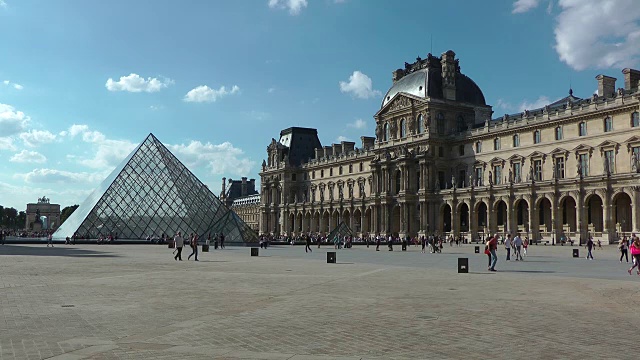 人们走在卢浮宫前视频下载