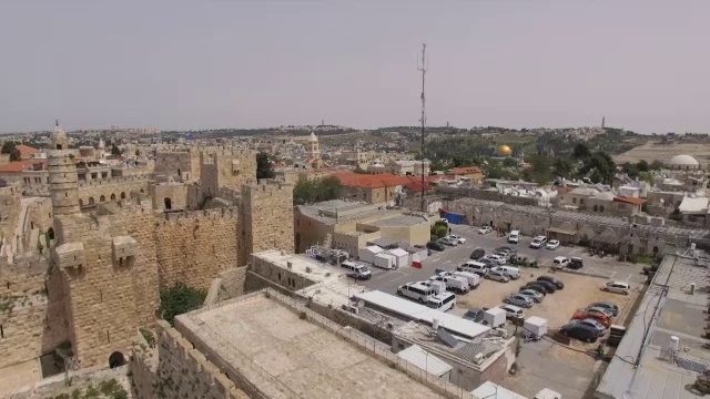 大卫塔鸟瞰图，古城墙，雅法门和圣殿山视频下载
