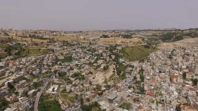 鸟瞰图东耶路撒冷- Wadi Hilweh和Silwan阿拉伯村庄，耶路撒冷老城，和圣殿山视频素材