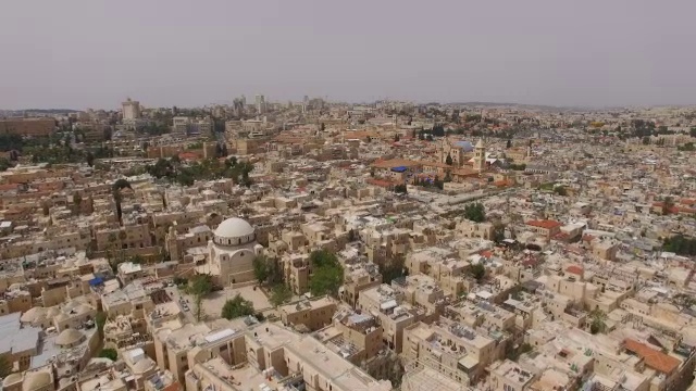 耶路撒冷旧城犹太人区赫尔瓦犹太会堂鸟瞰图，背景是新的西部城市耶路撒冷。视频素材