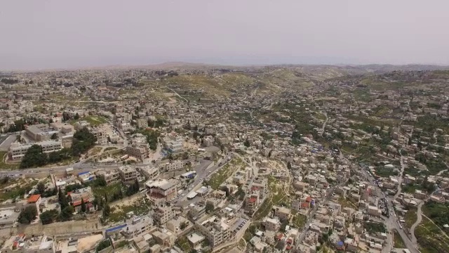 鸟瞰图东耶路撒冷- Wadi Hilweh和Silwan阿拉伯村庄，耶路撒冷老城，和圣殿山视频素材