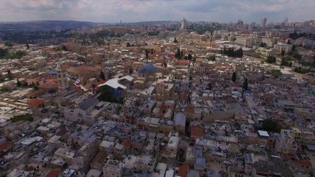 航拍耶路撒冷老城飞往圣墓教堂视频素材