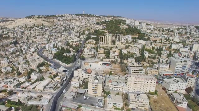 鸟瞰图-耶路撒冷吉罗和拜特贾拉附近的以色列防御墙视频素材