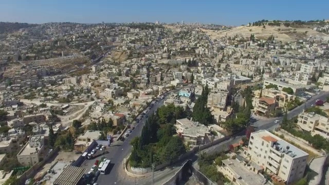 鸟瞰图-耶路撒冷吉罗和拜特贾拉附近的以色列防御墙视频素材