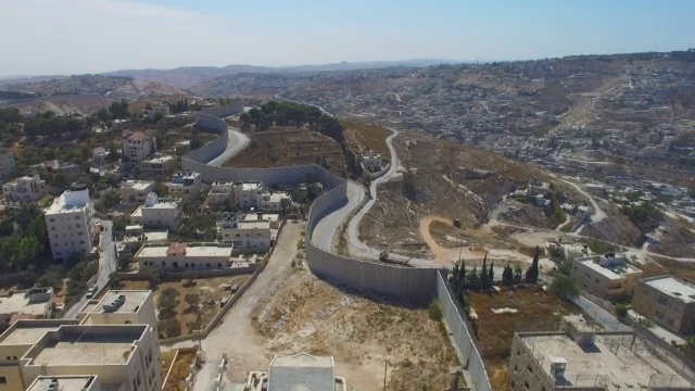 鸟瞰图-耶路撒冷吉罗和拜特贾拉附近的以色列防御墙视频下载