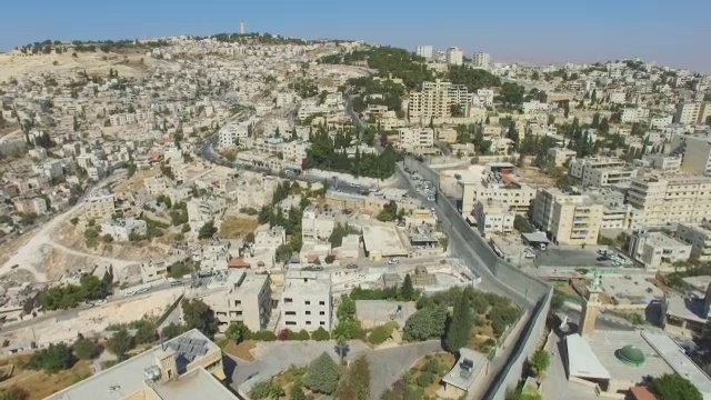 鸟瞰图-耶路撒冷吉罗和拜特贾拉附近的以色列防御墙视频下载