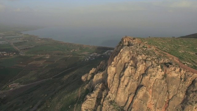以色列下加利利，以加利利海为背景的阿贝尔悬崖的航拍视频下载
