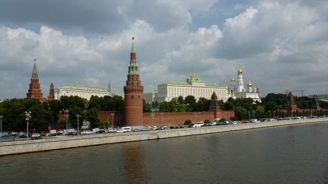 车辆沿着莫斯科河行驶，经过克里姆林宫墙，俄罗斯莫斯科视频素材