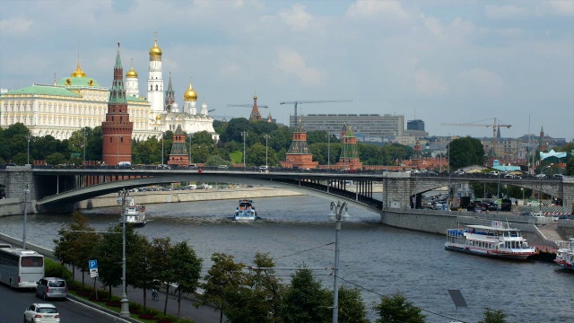 莫斯科河上的游船和克里姆林宫塔/莫斯科，俄罗斯视频素材
