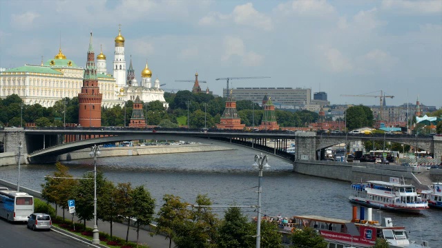 莫斯科河上的游船和克里姆林宫塔/莫斯科，俄罗斯视频素材