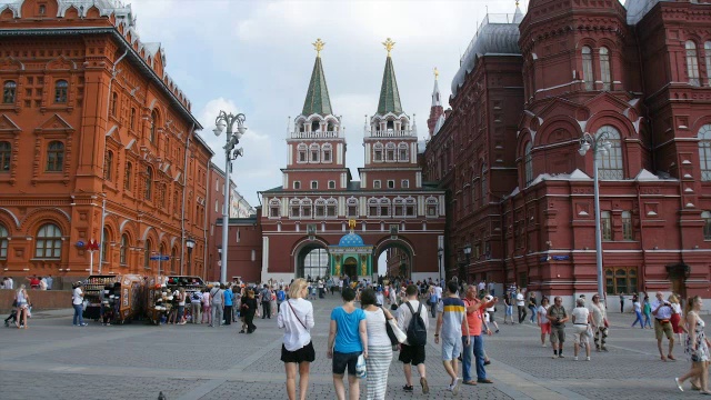 游客从俄罗斯莫斯科红场附近的国家历史博物馆前穿过。视频下载