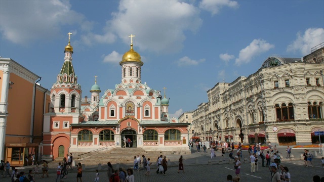 俄罗斯莫斯科红场上喀山大教堂前的人们视频下载