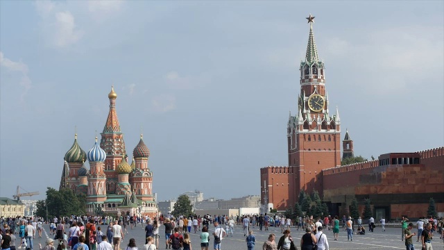 游客在莫斯科圣巴西尔大教堂附近散步，也被称为瓦西里大教堂祝福/莫斯科，俄罗斯联邦视频下载