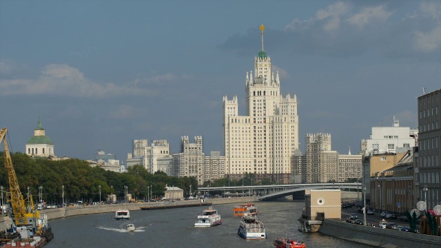 莫斯科河上有游船和克里姆林宫塔视频下载