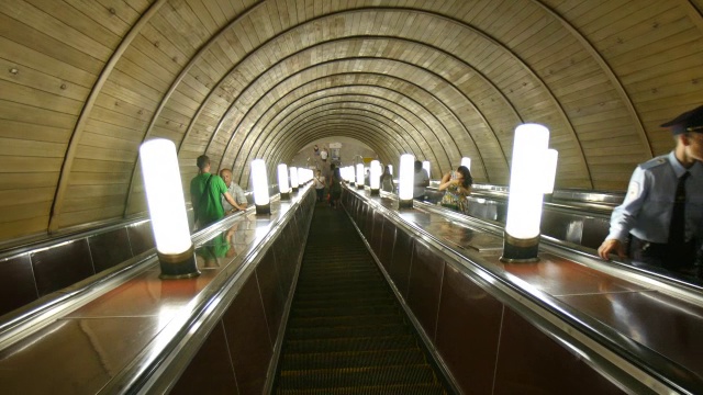 俄罗斯莫斯科，通勤者在地铁站使用自动扶梯视频下载