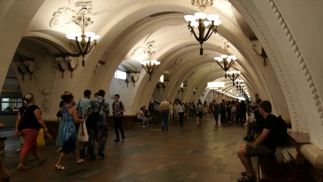 壮观的拱形天花板和吊灯在莫斯科地铁站，莫斯科，俄罗斯视频下载