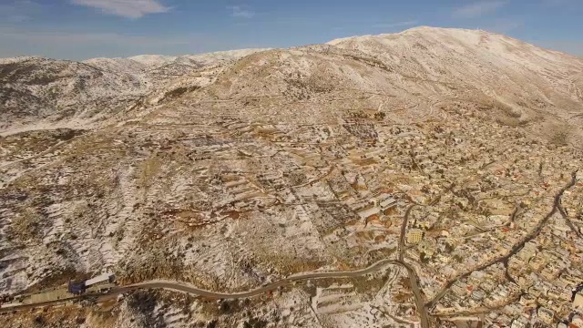 Majdal Shams Druze村庄的鸟瞰图，戈兰高地被雪覆盖视频下载