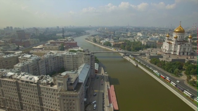 沿莫斯科河的救世主大教堂鸟瞰图视频素材
