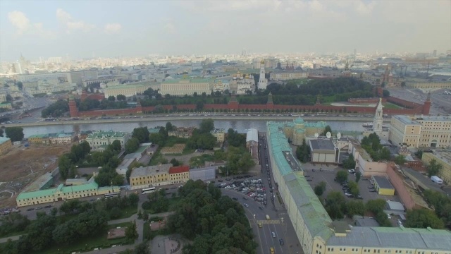 莫斯科的鸟瞰图，车辆通过克里姆林宫墙，沿着莫斯科河。视频素材