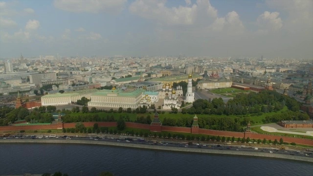 鸟瞰图莫斯科克里姆林宫河堤，死亡大教堂和大教堂广场，旁边的红场，沿莫斯科河视频下载