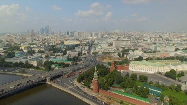 鸟瞰图莫斯科克里姆林宫河堤，死亡大教堂和红场，沿着莫斯科河视频下载