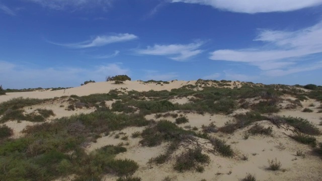 靠近地中海的沙丘鸟瞰图视频下载