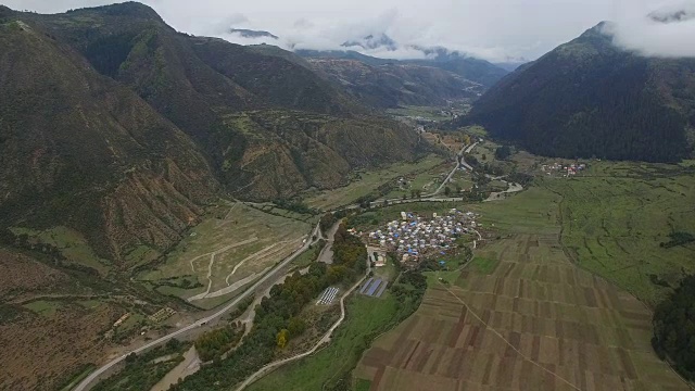 山谷村庄鸟瞰图，甘肃，中国。视频下载