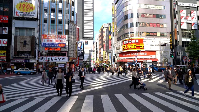 在日本东京的新宿挤满了人视频素材