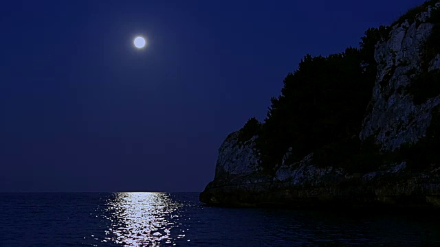 西班牙马略卡岛巴利阿里岛浪漫的满月之夜视频下载