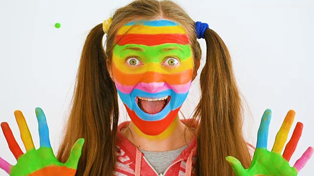 年轻女子与艺术化妆为儿童表演视频下载