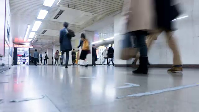 4K延时:日本东京新宿火车站拥挤的旅客视频下载