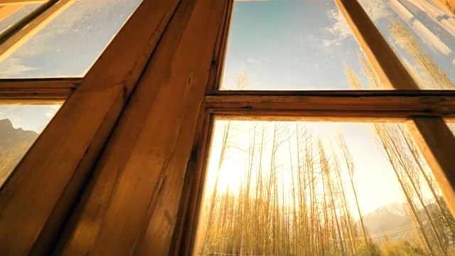 日出时透过窗户看到的视频素材