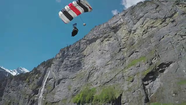 速度无人机视图表演杂技围绕降落伞视频下载