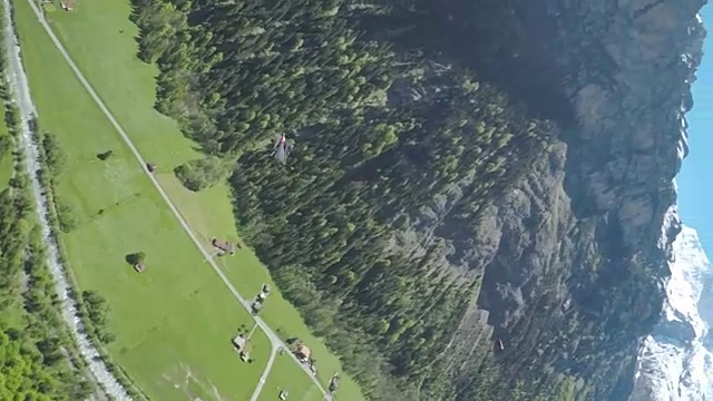 速度无人机跟随翼服飞行员打开降落伞视频素材