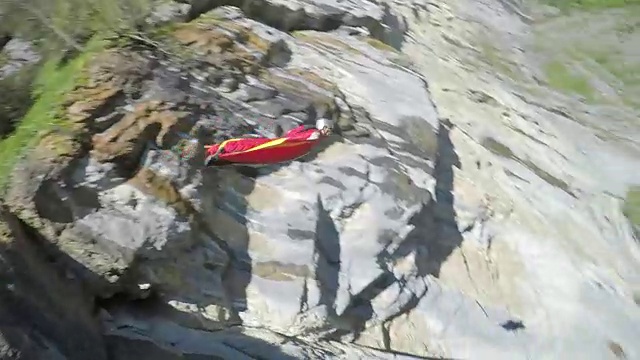 翼服飞行员跳下悬崖的速度无人机视图视频下载
