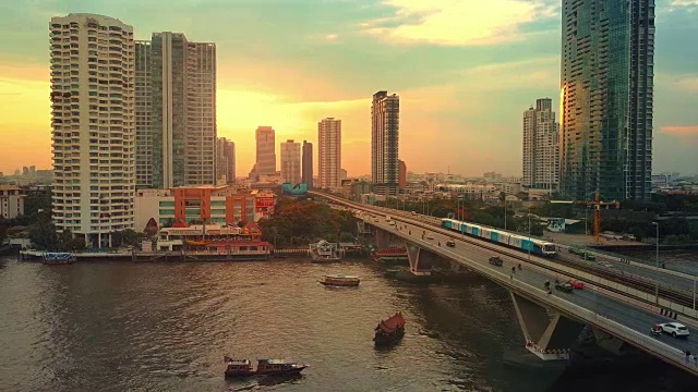 鸟瞰图曼谷滨河市中心在日落视频素材