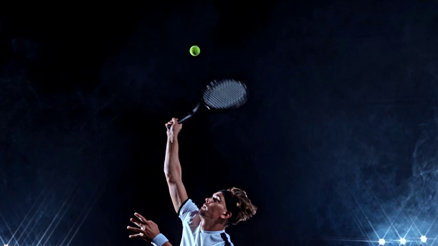 男子网球运动员在黑色背景上发球视频素材